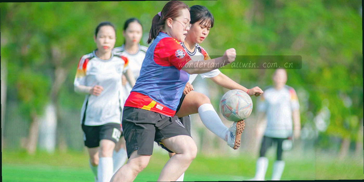 万象城ALLWINCITY中庭光影与城市天际线交织的抽象纹理